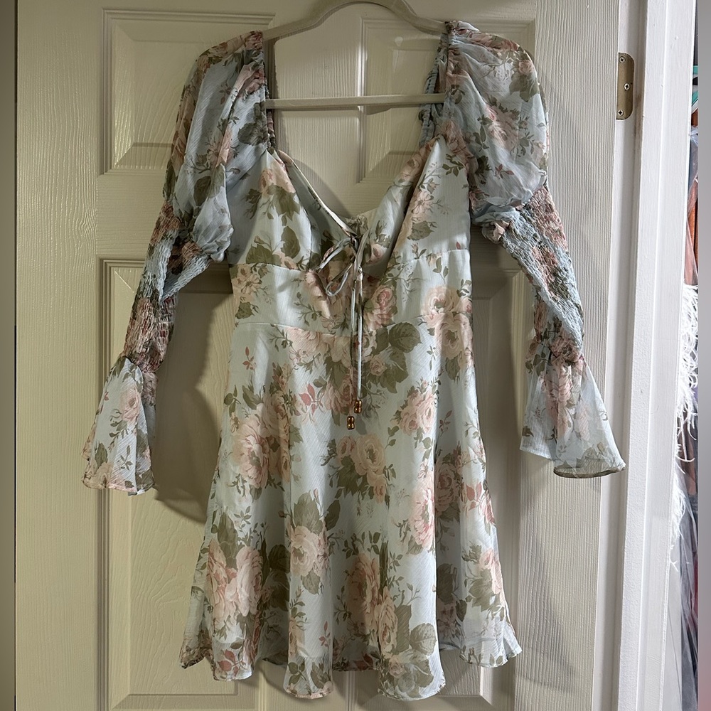 Selfie Leslie (Saints+Secrets) Floral Dress size small